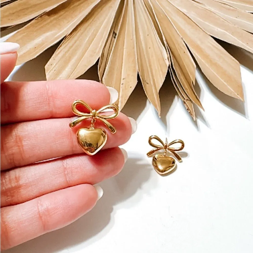 Gold heart dangle earrings M349